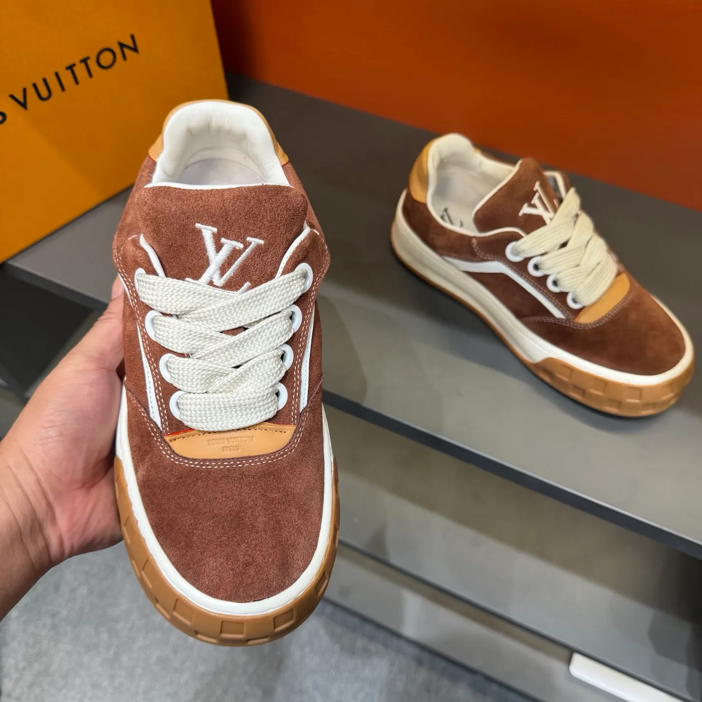 Factory price: 480💰Top version LV-Louis Vuitton-classic catwalk new model, empty glue process, original version 1:1 development! ! The upper foot is very comfortable. It is made of luxurious materials and fine workmanship. The midsole is printed with English letters "Made in Europe". The upper is made of calfskin imported from Italy. The side is decorated with the brand's LOGO and signature. The latest latex foot pads and mesh lining make the foot feel super comfortable. Original factory special supply of original two-color T men's shoes 💰U combination outsole. Bag technology Goodyear stitched edges Fabric: Exclusive custom first-layer cowhide Accessories: Exclusive private model Vuitton logo, lining: Customized silk mesh lining - first-layer silk cowhide lining Outsole: T men's shoes 💰U combination outsole wear-resistant, non-slip and anti-yellowing Foot pads: new latex pad-mesh sweat-absorbent Technology: fully computerized sewing machine wire drawing Toe cap Back cover Hot and cold shaping Full set of pull-top lasts, medium and low logo pattern, code number: 38-44, customized 45